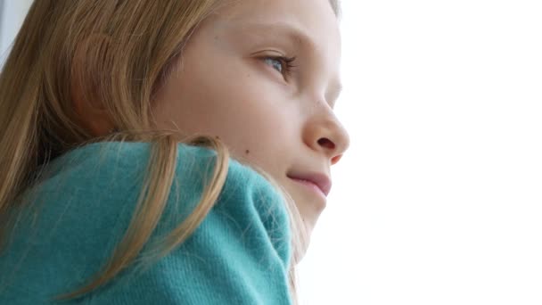 Trauriges Kinderporträt Fenster Gelangweilte Nachdenkliche Mädchen Nachdenkliches Kindergesicht — Stockvideo