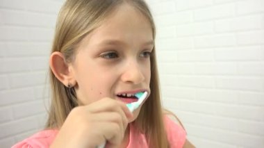 Çocuk banyo, diş fırçası ile ayna çocukta yıkama kız bebek diş fırçalama