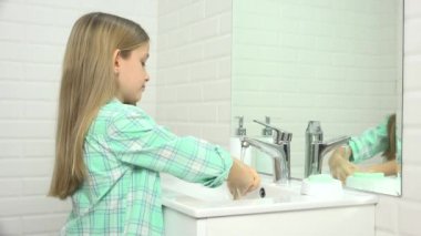 Banyo, kız kullanarak sabun ve su, el yıkama çocuk çocuklar sağlık 4k
