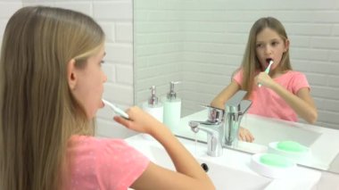 Çocuk banyo, diş fırçası ile ayna çocukta yıkama kız bebek diş fırçalama