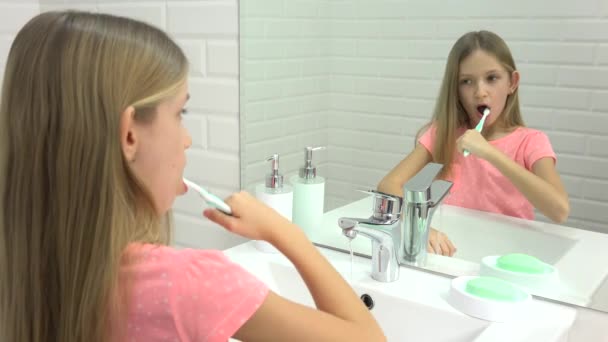 歯ブラシによってミラーの子供の女の子の赤ちゃんの歯を磨くの子供 — ストック動画