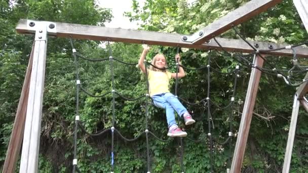 Kind Spelen Speeltuin Gelukkig Meisje Ontspannend Lifestyle Kinderen Park — Stockvideo