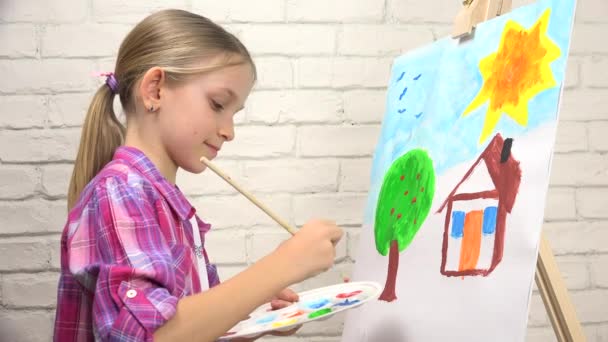 子供絵画イーゼル ワーク ショップ クラス アート クラフト ビュー で小さな学校の女の子 — ストック動画