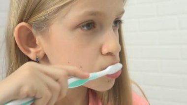 Çocuk banyo, diş fırçası ile ayna çocukta yıkama kız bebek diş fırçalama