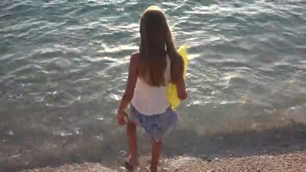Dziecko Bawiące Się Plaży Zachodzie Słońca Kid Watching Sea Waves — Wideo stockowe