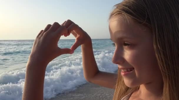 Barn Leker Stranden Kid Titta Havets Vågor Flicka Gör Hjärtat — Stockvideo