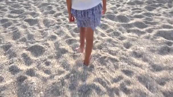 孩子在海滩上玩日落 快乐的女孩漫步在海边的海浪 — 图库视频影像