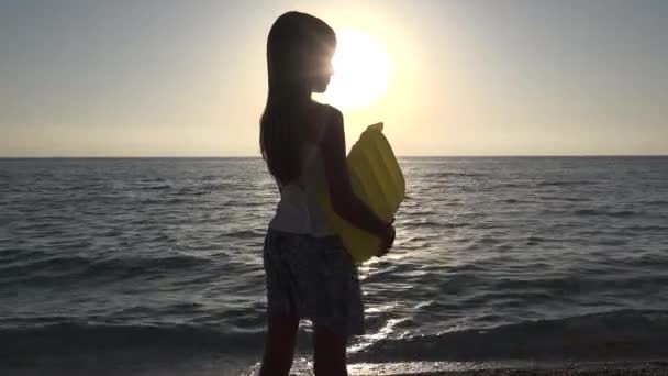 Kind Spelen Het Strand Zonsondergang Kid Watching Sea Waves Girl — Stockvideo