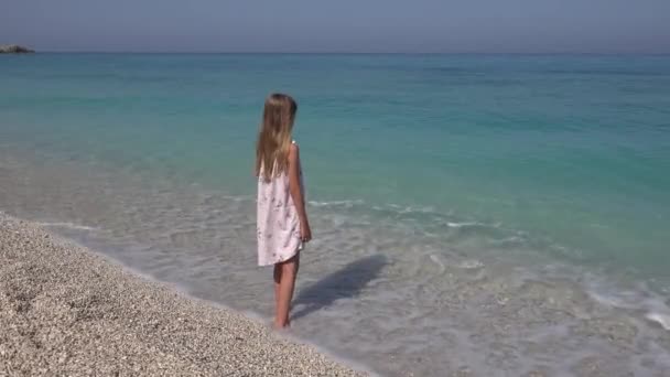 Kind Spelen Strand Meisje Kijkend Naar Zee Golven Kid Kijken — Stockvideo