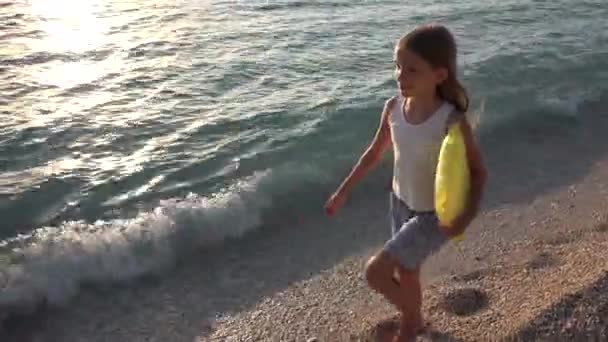 Dziecko Gry Plaży Zachodzie Słońca Szczęśliwy Dziewczyna Spaceru Fale Morza — Wideo stockowe