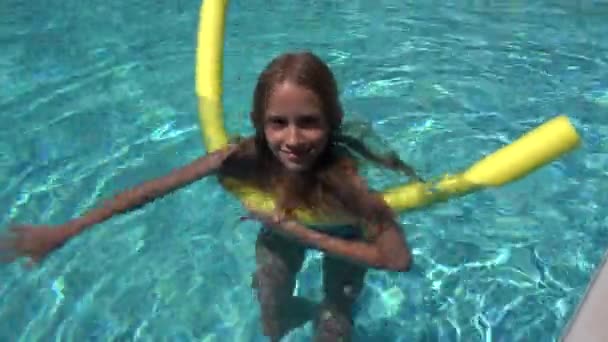 Дитина Плаває Басейні Усміхнений Малюк Портрет Дівчини Насолоджується Літнім Відпочинком — стокове відео