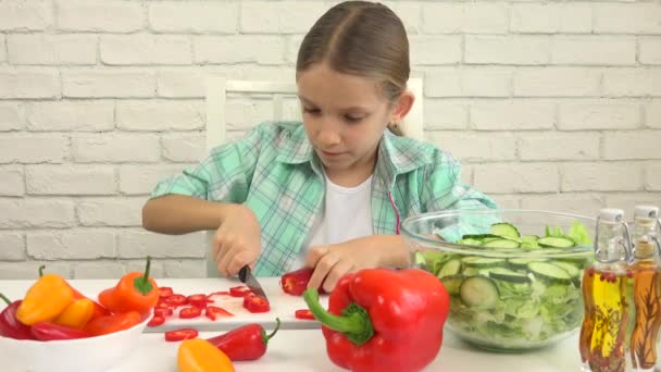 Kind Bereitet Grünen Salat Der Küche Mädchen Schneiden Gemüse Gesunde — Stockvideo