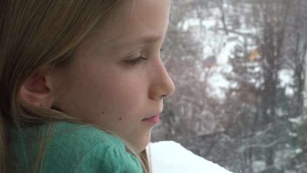 Ledsna Barn Tittar Fönster Olycklig Omtänksamt Flicka Ansikte Snöar Vinterdag — Stockvideo