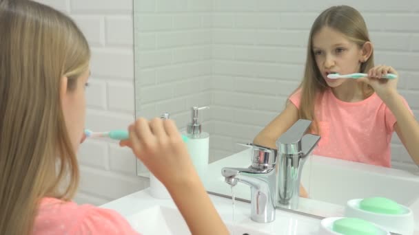 Criança Escovando Dentes Bebê Banheiro Menina Lavando Por Escova Dentes — Vídeo de Stock