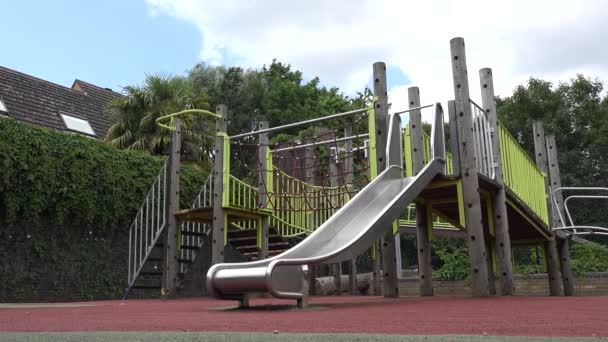 Gyermek Játszik Dia Játszótérrel Boldog Lány Pihentető Gyermekek Park — Stock videók
