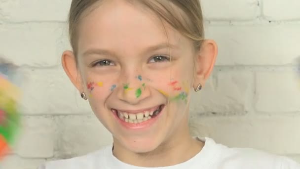 Cara Niño Jugando Mirando Sonriendo Cámara Chica Retrato Saludando Adiós — Vídeos de Stock