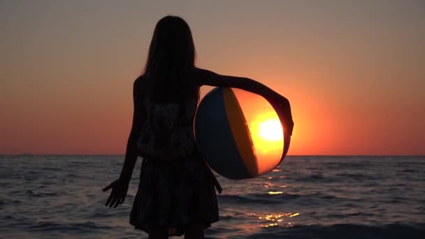 Kind Spielt Strandball Sonnenuntergang Kind Beobachtet Meereswellen Mädchen Blick Bei — Stockvideo