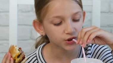Restoran, Fast Food, suyu içme kız ve çocuk hamburger yiyen çocuk