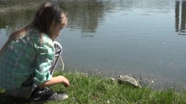 Lake Park, çocuk Turtle'da açık, doğada kız arıyorsunuz tarafından oynayan çocuk