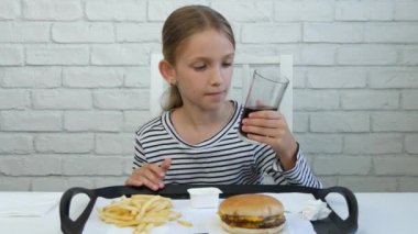 Restoran, Fast Food, çocuk ve çocuk suyu içme Hamburger yiyen çocuk