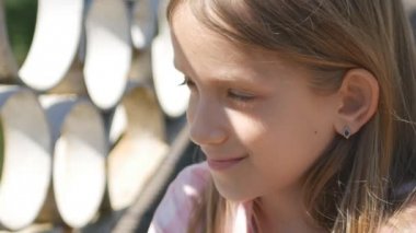 Park, küçük kız açık, dalgın Düşünceli çocuk ifade çocuk yüz sıkılmış