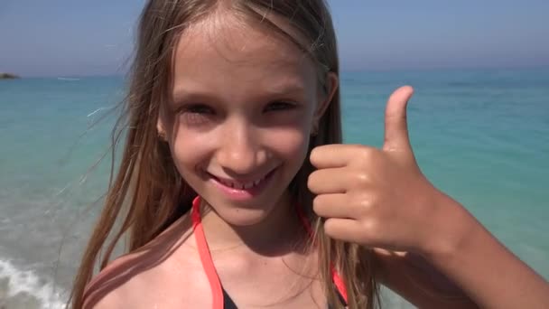 Niño Playa Pulgar Hacia Arriba Niño Sonriente Feliz Orilla Del — Vídeo de stock