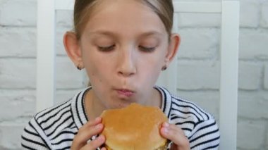 Önemsiz Fast Food aç küçük kız çocuk Restoran, çocuk hamburger yemek yiyor