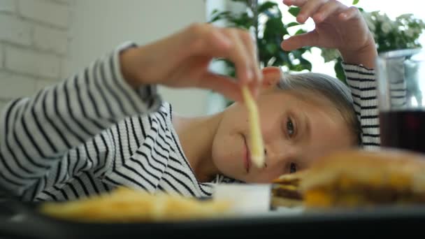 Dziecko Jedzenie Hamburgera Restauracji Dziecko Zjada Śmieci Fast Food Głodny — Wideo stockowe