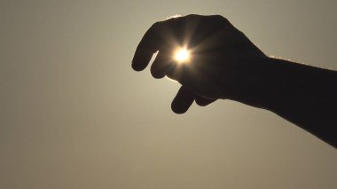 Çocuk el Palm siluet çocuk güneş ışınları, parmaklar, kirişler oynamaya yakalamak