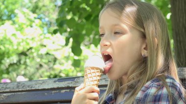 Çocuk Bahçesi, çocuk rahatlatıcı, parkta bankta oturmuş, dondurma yemek