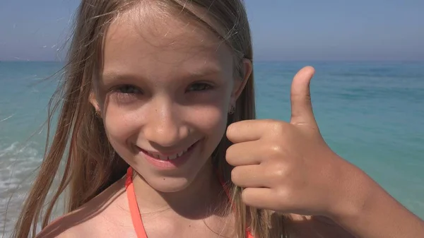 Dziecko Plaży Kciuk Szczęśliwy Uśmiechający Się Dziecko Seashore Dziewczyna Śmiejąc — Zdjęcie stockowe