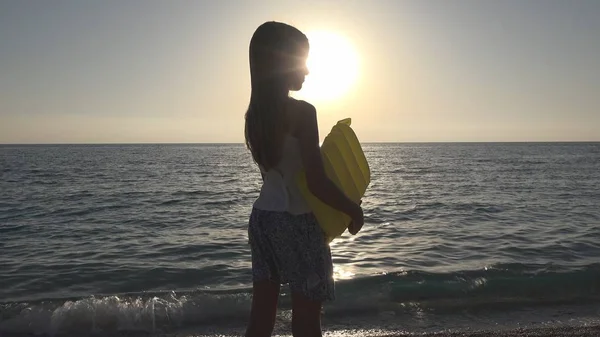 Kind Spelen Het Strand Zonsondergang Kid Watching Sea Waves Girl — Stockfoto