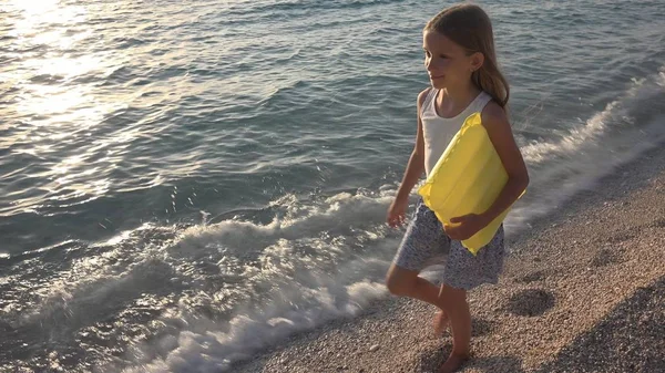 Enfant Jouant Sur Plage Coucher Soleil Fille Heureuse Marchant Dans — Photo