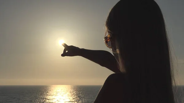 Silhueta Infantil Brincando Praia Kid Sunset Girl Hand Sun Rays — Fotografia de Stock