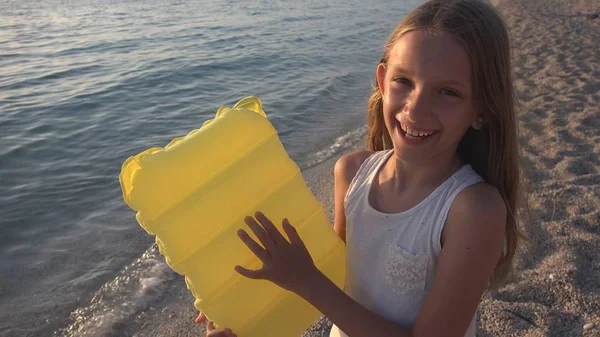 Kind Spielt Strand Bei Sonnenuntergang Kind Beobachtet Meereswellen Mädchen Blick — Stockfoto