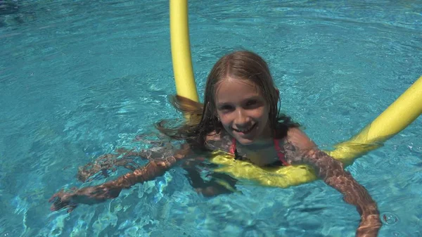 Niño Nadando Piscina Niño Sonriente Retrato Niña Disfrutando Las Vacaciones — Foto de Stock