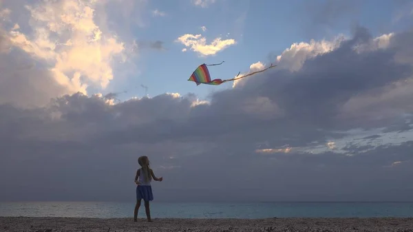 Kind Spelen Vliegen Vlieger Het Strand Bij Zonsondergang Gelukkig Klein — Stockfoto