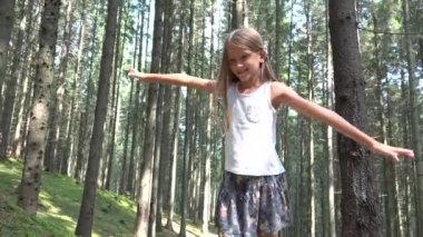Oturum aç, kamp, çocuk dağlarda ahşap açık kız yürüyüş çocuk ormanda