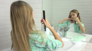 Ayna, kız saç saç fırçalama çocuk banyo, sarışın çocuk penye giyinmiş.