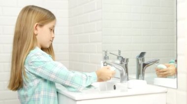 Banyo, kız kullanarak sabun ve su, el yıkama çocuk çocuklar sağlık