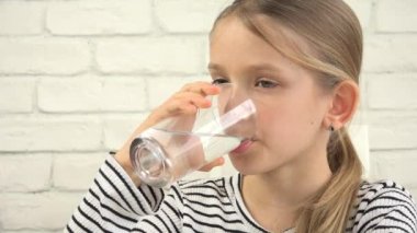 Çocuk içme suyu mutfak, susuz kız eğitim bardak taze su