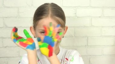 Oynayan çocuk çocuklar kamera seyir, okul kız yüz, gülümseyerek el boyalı