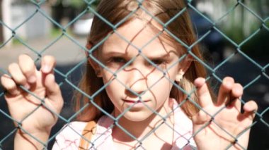 Terk edilmiş, mutsuz sokak kız çocuk yetim kamera seyir depresif üzgün çocuk