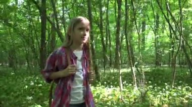 Mutlu kız ormanda yürüyüş çocuk açık doğa, kamp, Pov görünümü Ahşap çocuk