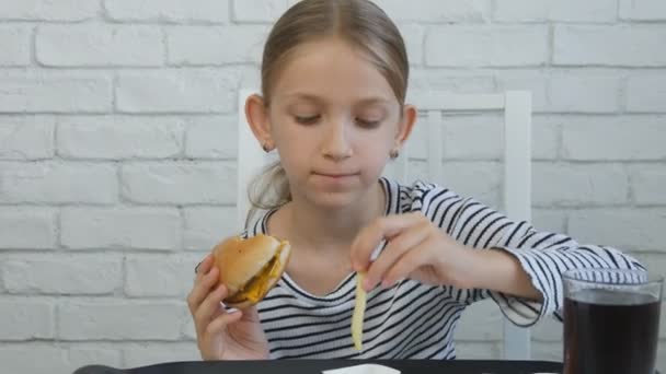 Dziecko jedzenie hamburgerów picie soku w restauracji, Kid i Fast Food, dzieci — Wideo stockowe