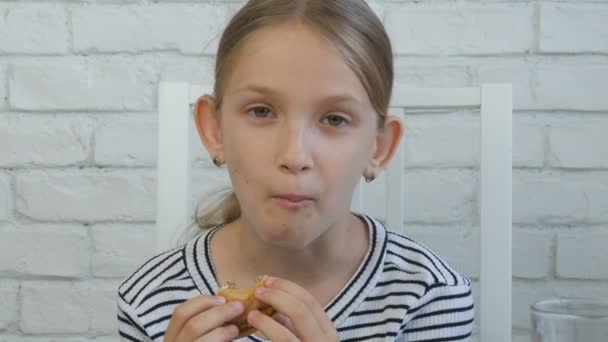 Kind eten drinken sap in Restaurant, Kid en Fast Food, kinderen Hamburger — Stockvideo