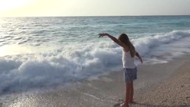 Kind spelen op strand, meisje kijkend naar zee golven, Kid kijken aan kust — Stockvideo