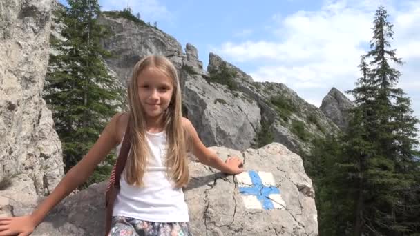 Dítě v kempu, stezka značky v horách, turistické dívka, lesní cesta výlet — Stock video
