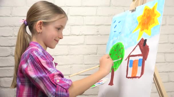 Pittura bambino su anguilla, Bambina della scuola in classe Workshop, Artigianato d'arte — Video Stock