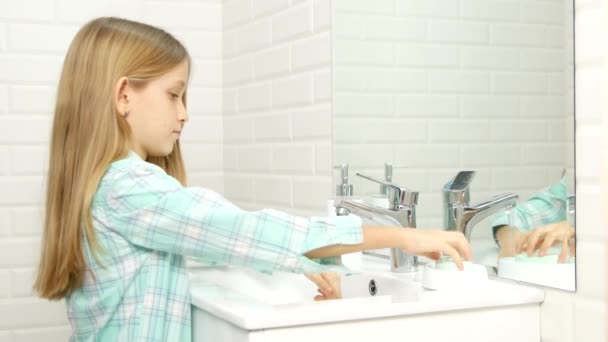 Kind wäscht sich die Hände im Badezimmer, Mädchen benutzt Seife und Wasser, Gesundheitsfürsorge für Kinder — Stockvideo